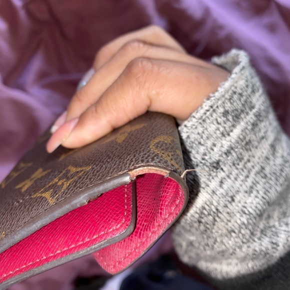 LV Josephine Wallet in the color Berry. In good condition,has minor wear&tear. - Picture 5 of 6